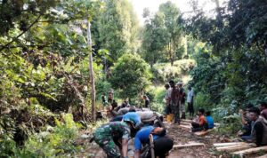 Sinergi Gotong Royong: Babinsa Dan Warga Bangun Jembatan Darurat Pasca Banjir