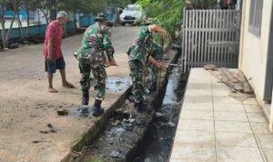 Bersama Warga, Personil TNI Koramil 1420-05/Dua Pitue Berkomitmen Jaga Kebersihan Lingkungan