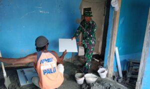Babinsa Serma Sunawar: Berbagi Kepedulian Dalam Renovasi Rumah Warga Di Kel. Rijang Pitu