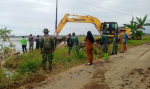 Bersama Atasi Banjir: Sinergi TNI Dan Petani Perbaiki Irigasi Di Sidrap