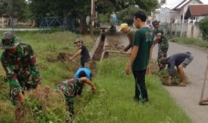 Gotong Royong TNI Dan Warga: Bersama Mereka, Lapangan Sepak Bola Kel. Lajonga Bersinar