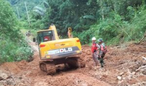 Babinsa Beraksi: Membantu Masyarakat Terdampak Longsor Dengan Efisien