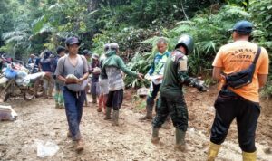 Bersatu Untuk Bangkit: Dandim Sidrap Dan Warga Perbaiki Jalan Rusak Akibat Longsor
