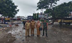 Sinergi Bersih: Babinsa Dan DLH Sidrap Bersatu Bersihkan Pasar Sentral Rappang