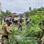 Kemanunggalan TNI dan Masyarakat: Bersihkan Pasar Tradisional Baranti