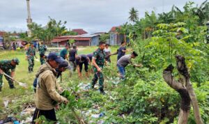 Kemanunggalan TNI dan Masyarakat: Bersihkan Pasar Tradisional Baranti