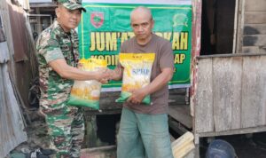 Kasih Sayang Tanpa Batas: TNI Berbagi Sembako Untuk Warga Kurang Mampu Di Kel. Wala