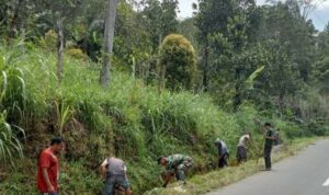 Bersama Serda Kamaruddin: Aksi Bersih Jalan Poros Menyentuh Hati Di Sidrap