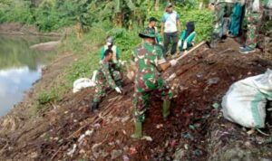 Menggugah Kepedulian: Koramil 1420-01/Panca Lautang Dan Mahasiswa Bersatu Bersihkan Sungai Bilokka