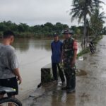 Babinsa Sigap Di Tengah Ancaman Banjir