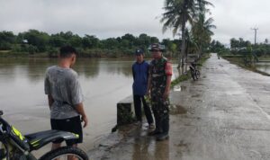 Babinsa Sigap Di Tengah Ancaman Banjir
