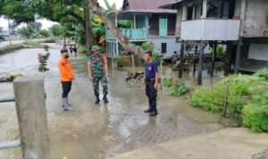 Banjir Mengancam Desa Sereang: Babinsa Siaga Di Tengah Bencana