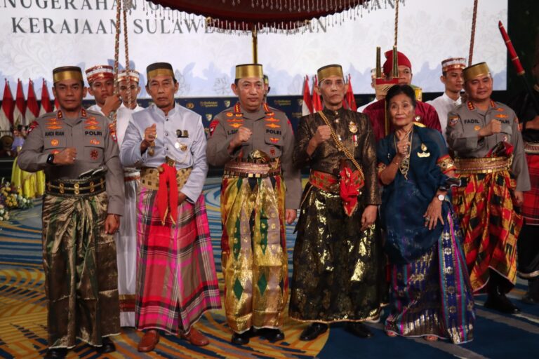 Kapolri Dianugerahi Gelar Adat Dalam Rakernis Baharkam Polri 2024 Di Makassar