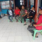 Menyatu Dengan Masyarakat: Babinsa Koramil 1420-01/Panca Lautang Lakukan Komsos Di Desa Alesaleo