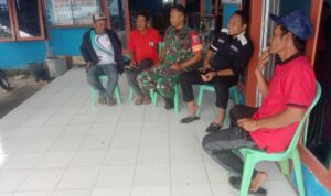 Menyatu Dengan Masyarakat: Babinsa Koramil 1420-01/Panca Lautang Lakukan Komsos Di Desa Alesaleo