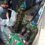 Bersama TNI, Warga Pangkajene Lawan Banjir Dan Penyakit
