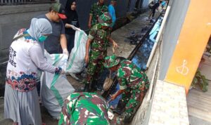 Bersama TNI, Warga Pangkajene Lawan Banjir Dan Penyakit