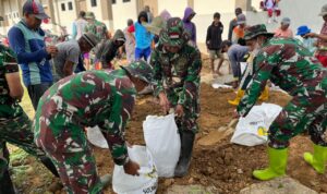 TNI Dan Warga Bersatu Perbaiki Saluran Irigasi Pasca Banjir Di Kab. Sidrap
