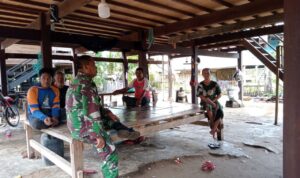 Babinsa Giatkan Komsos, Warga Terpanggil Jaga Lingkungan