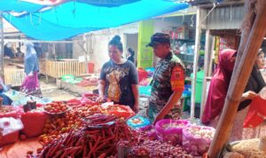 Patroli Pasar: Babinsa Jamin Keamanan Dan Kebersihan
