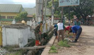 Aksi Gabungan TNI-Damkar Cegah DBD Di Kel. Arateng