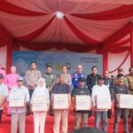Peduli Sesama : Wakapolda Sulsel Hadiri Baksos Dan Bakkes Di Gallesong Utara