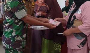 BLT Tersalurkan, Babinsa Beraksi Di Desa Kanie