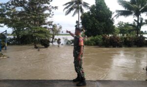 Banjir Terjang, Babinsa Siaga!