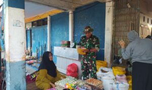Cek Sembako, Babinsa Beraksi