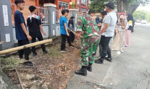 Kodim 1420/Sidrap Bersihkan Lingkungan Sekolah