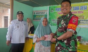 Babinsa Pantau BLT, Warga Talawe Terbantu