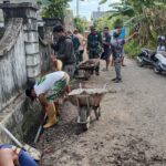 Babinsa Dan Warga Kompak Galang Saluran Air