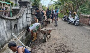 Babinsa Dan Warga Kompak Galang Saluran Air