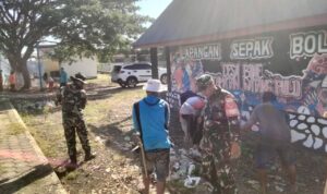 Sinergi TNI Dan Warga Bersihkan Desa Buae