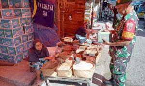 Pantau Harga Sembako, Serma Sunawar: Antisipasi Kecurangan Pedagang