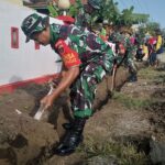 Gotong Royong: TNI Dan Warga Bersih-Bersih