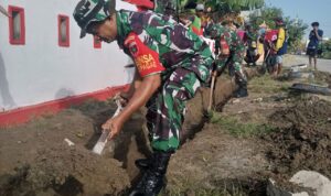 Gotong Royong: TNI Dan Warga Bersih-Bersih