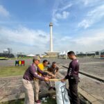 Gotong Royong Bersihkan Monas