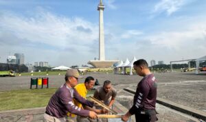Gotong Royong Bersihkan Monas