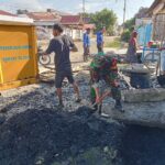 Gotong Royong Babinsa dan Warga Panca Rijang Bersihkan Saluran Air