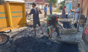 Gotong Royong Babinsa dan Warga Panca Rijang Bersihkan Saluran Air