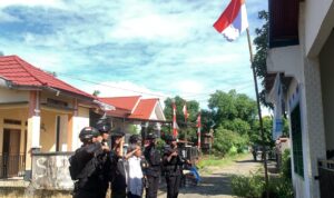 Patroli Kamtibmas Sambil Bagikan Bendera, Danyon Ichsan: Ini Lebih Dari Sekedar Tugas