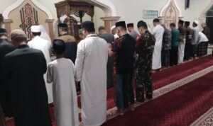 Safari Subuh: Babinsa Kodim 1420/Sidrap Eratkan Silaturahmi