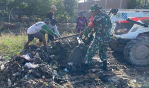 Karya Bakti Bersih Desa: Babinsa dan Pemdes Mojong Wujudkan Lingkungan Sehat
