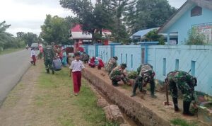 Aksi Nyata TNI-Siswa: Bersih-Bersih Lingkungan