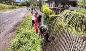 Babinsa dan PKK Bersihkan Saluran Air di Ulu Ale