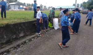 TNI Bersama Siswa SMPN 2 Dua Pitue Gelar Kary Bakti Sambut HUT RI