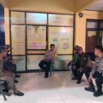Kapolsek Tirtajaya bersama Anggotanya ajak Anggota Linmas Desa Srijaya untuk bersinergi dalam menjaga Keamanan dilingkungan masyarakat