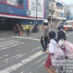 Bantu Masyarakat Menyebrang Di Jalan, Polres Pematangsiantar Laksanakan Pos Padat Pagi
