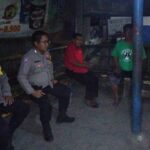 Jaga Keamanan Desa, Personil Polsek Klari Polres Karawang Kontrol Warga di Pos Ronda Desa Gintungkerta